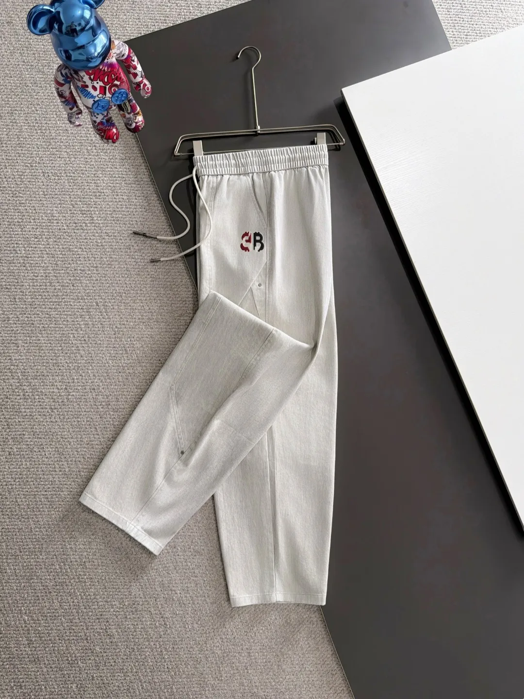 Next day shipment P195 Balenciaga High Quality 2026 Autumn and Winter New Arrival elastic band casual pants, counter-customized fabrics, Breathable, high comfort, impeccable details, brand element design concept, reflecting high quality. It feels delicate and soft! It presents a casual cut and the upper body shape is great! Sizes:S-3XL